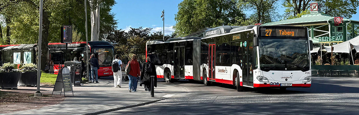 En JLT-buss kommer åkandes vid Rådhusparken i Jönköping. På bussens skärm står det "27 Taberg".