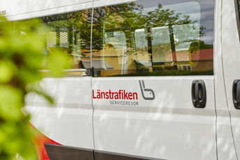 Närbild på en serviceresebil med JLT-logotypen.