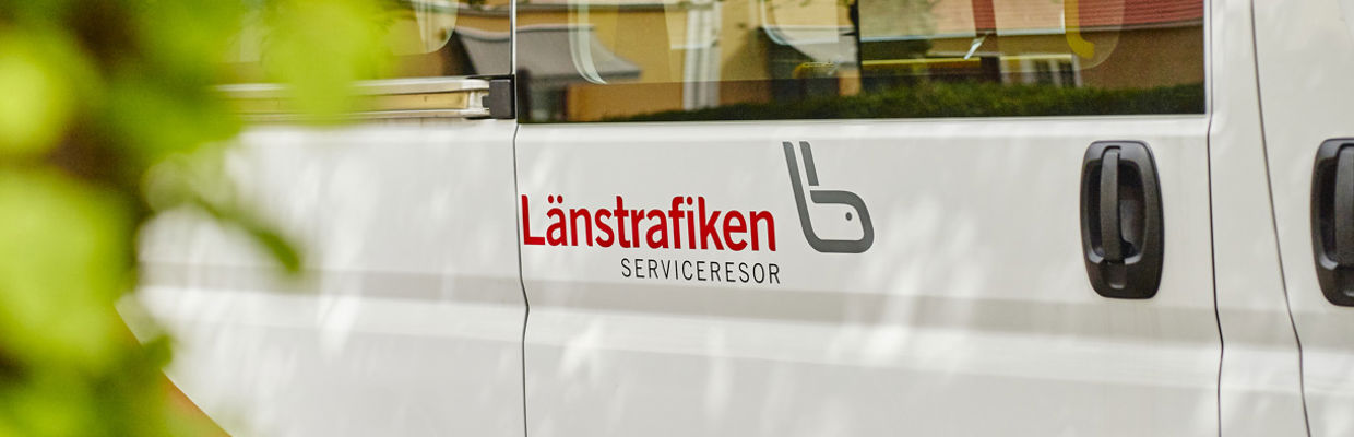 Närbild på en serviceresebil med JLT-logotypen.