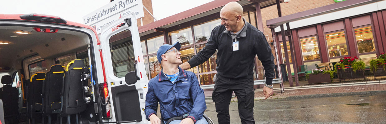 En servicereseförare och kund ler mot varandra framför Länssjukhuset Ryhov.