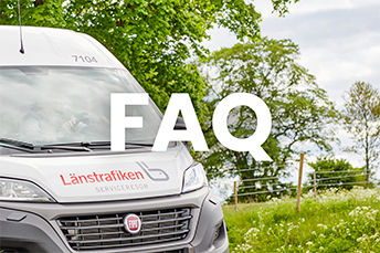 Bild på en serviceresebuss som åker bland gröna ängar.