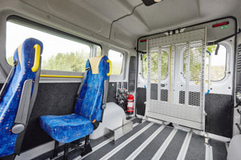 Bild på insidan av en serviceresebuss.