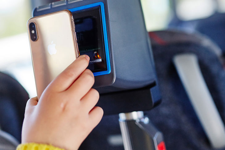 Person som blippar sin biljett på bussen.