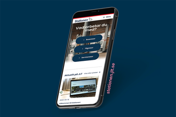 Bild på en iPhone med webbplatsen Stationen synlig på skärmen.
