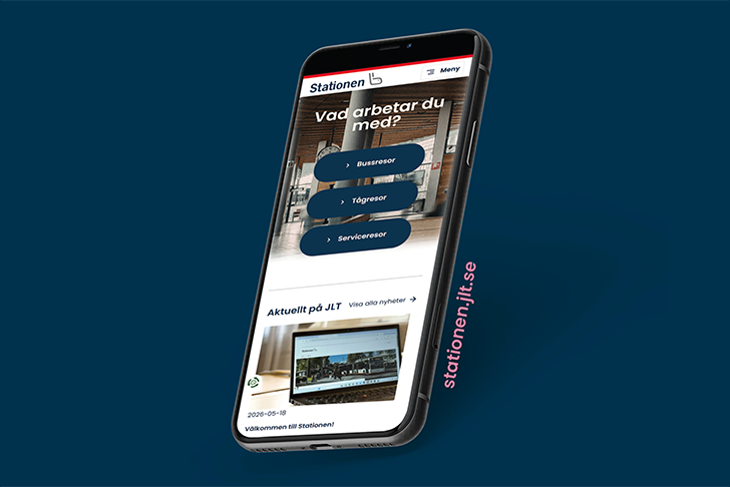 Bild på en iPhone med webbplatsen Stationen synlig på skärmen.