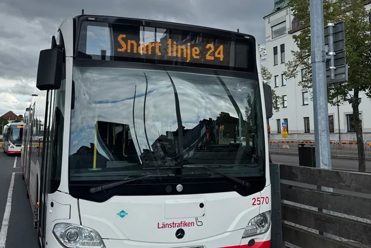 Bild på en buss som står parkerad vid Jönköping resecentrum. På den främre digitala skärmen står det Snart linje 24.