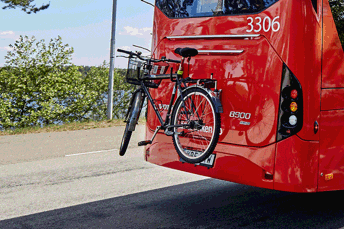 Cykel som är fäst på bakre delen av en buss.
