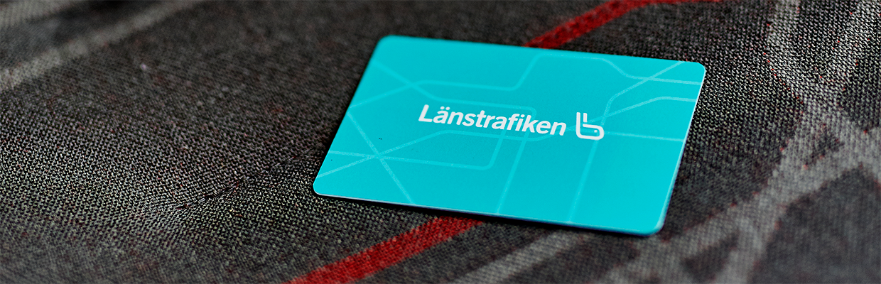 Närbild på ett kvarglömt resekort ligger på ett säte i en buss.