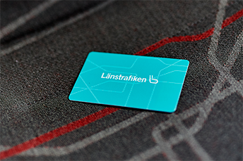 Närbild på ett kvarglömt resekort ligger på ett säte i en buss.