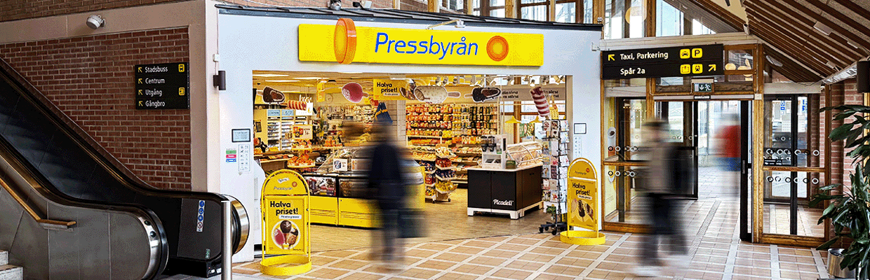 Bild på Pressbyrån i Jönköpings resecentrum. Resenärer som går framför butiken är suddiga.