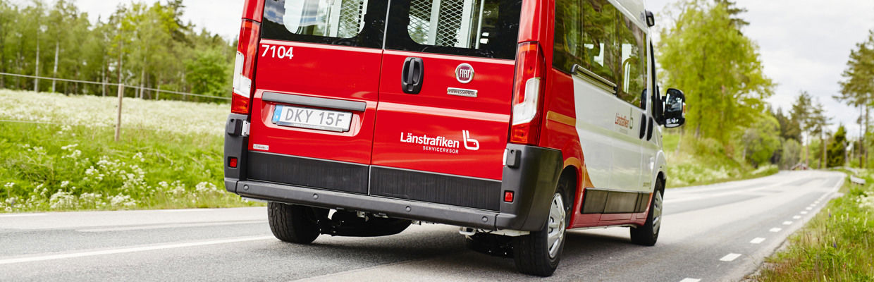Bild tagen bakifrån på en serviceresebil som åker förbi.