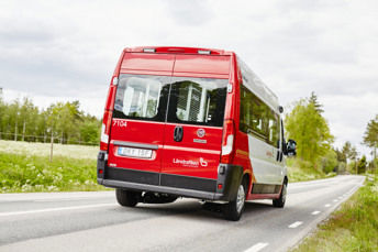 Bild tagen bakifrån på en serviceresebil som åker förbi.